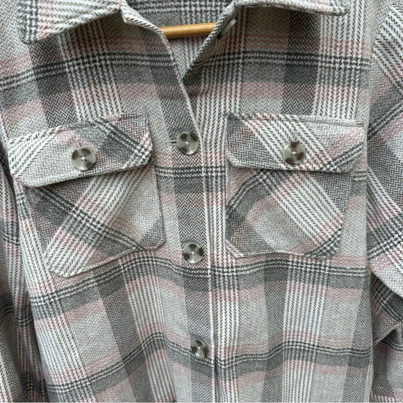 Steve Madden NWOT High Noon Cozy Gray Pink Plaid Flannel Sherpa Shacket Medium - Picture 3 of 10
